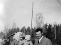 Kylailemassa Vaajakoskella  Vuokko, Matti ja Antero Salminen kyläilemässä Matin kummilla Vaajakoskella.